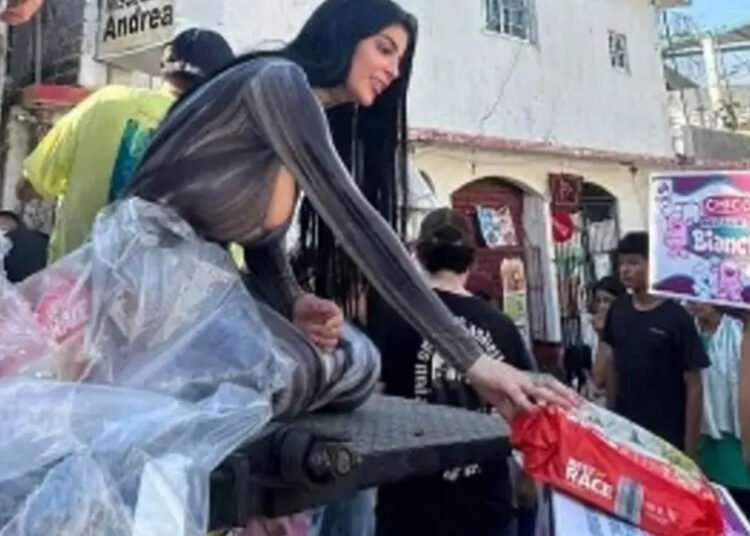 Karely Ruiz entrega despensas a damnificados por Otis