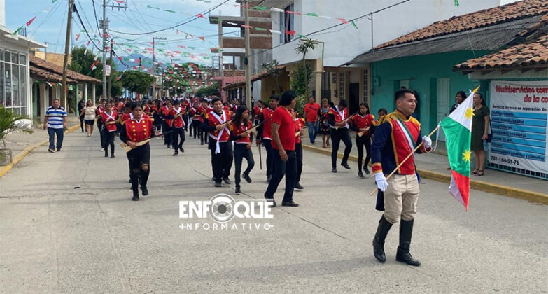Buena participación de alumnos y maestros en el desfile de la ...