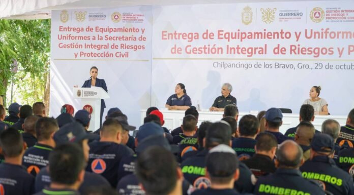 Evelyn Salgado entrega 3 mil piezas de equipo y uniformes a brigadistas de Protección Civil y Bomberos de Guerrero