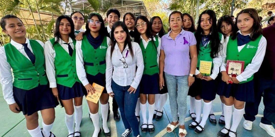 Yoloczin Domínguez recorre la zona rural de Acapulco, visita escuela y se reúne con transportistas