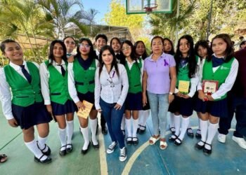 Yoloczin Domínguez recorre la zona rural de Acapulco, visita escuela y se reúne con transportistas