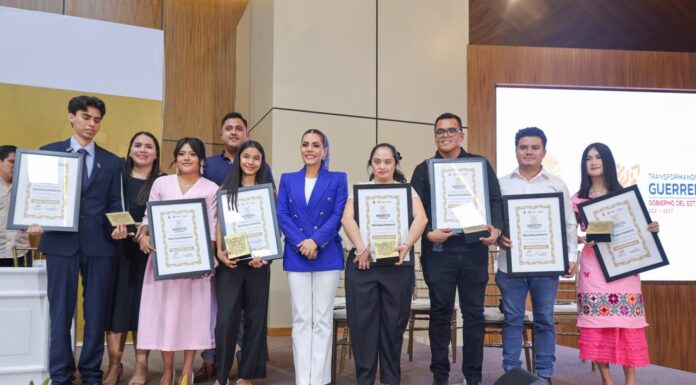 Entrega Evelyn Salgado Pineda el Premio al Mérito Juvenil a jóvenes que inspiran a Guerrero
