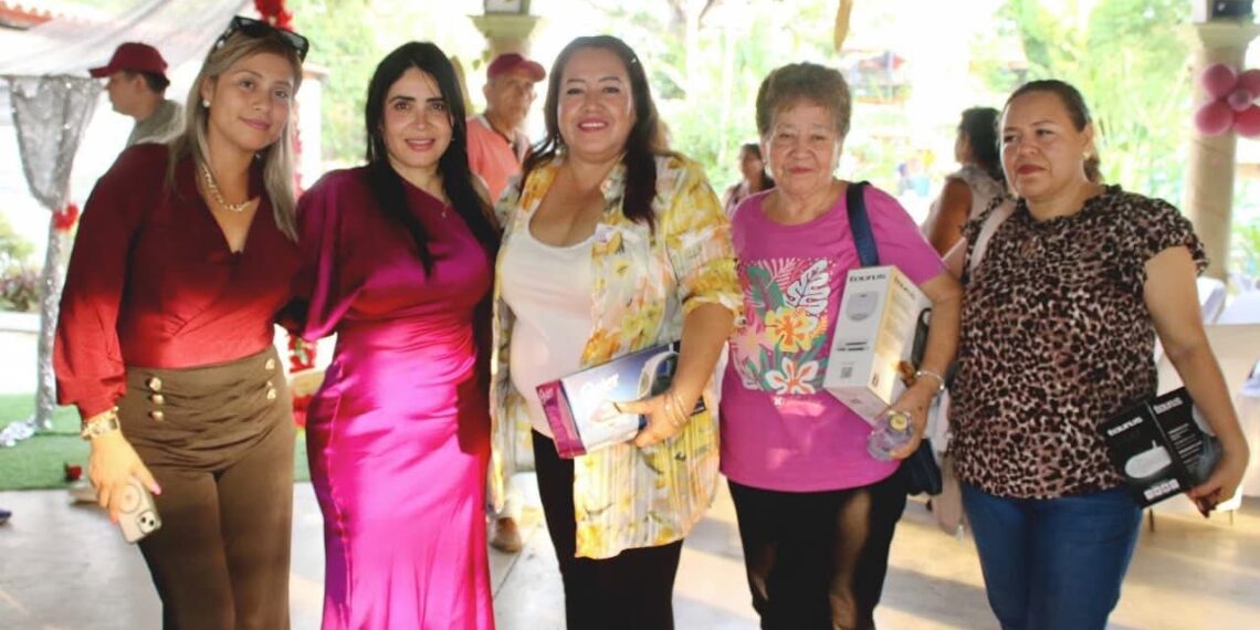 Celebra Yoloczin Domínguez el Día de las Madres con familias acapulqueñas