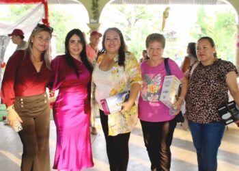 Celebra Yoloczin Domínguez el Día de las Madres con familias acapulqueñas