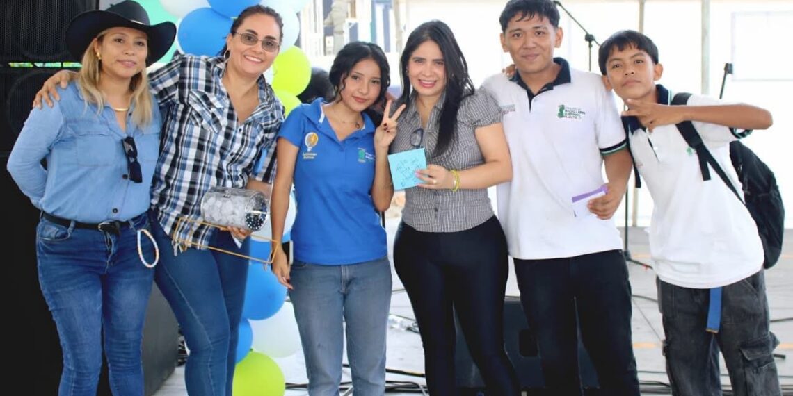 Convive Yoloczin Domínguez con la comunidad estudiantil de Acapulco