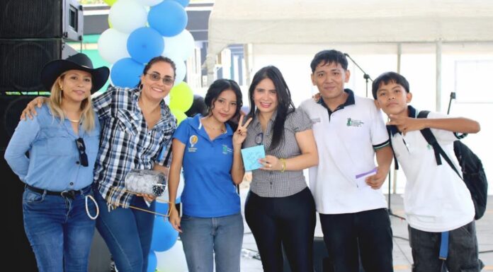 Convive Yoloczin Domínguez con la comunidad estudiantil de Acapulco