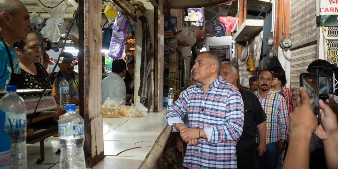 Supervisa el alcalde Erik Catalán acciones de mejora del drenaje, agua potable y sanitarios en el mercado municipal