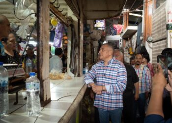Supervisa el alcalde Erik Catalán acciones de mejora del drenaje, agua potable y sanitarios en el mercado municipal