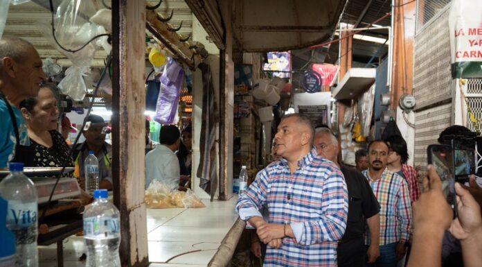 Supervisa el alcalde Erik Catalán acciones de mejora del drenaje, agua potable y sanitarios en el mercado municipal