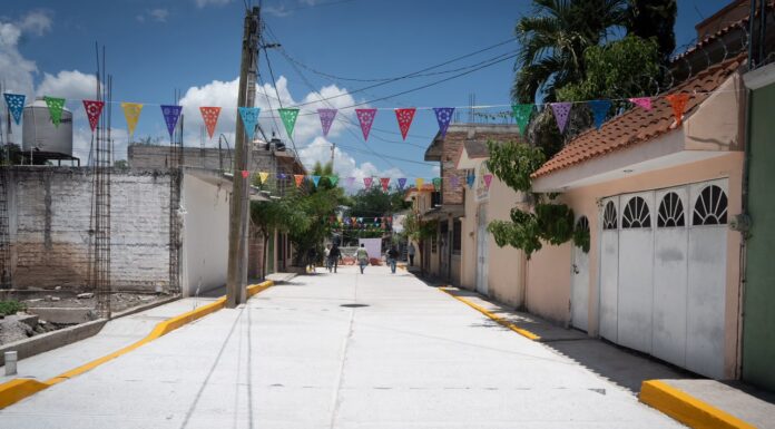 Entrega alcalde de Iguala pavimentación de su calle y drenaje sanitario