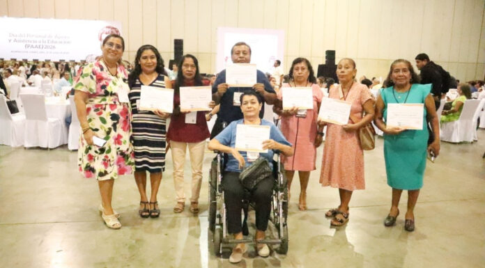 Reconoce Gobierno de Guerrero la trayectoria de más de mil trabajadores de apoyo a la educación