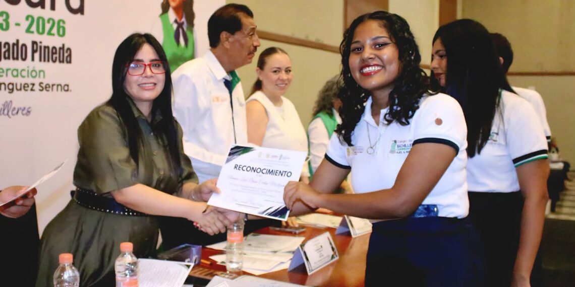 Yoloczin Domínguez apadrina generación del Bachilleres 32 y llama a jóvenes a seguir construyendo su futuro