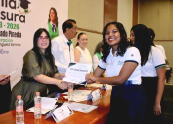 Yoloczin Domínguez apadrina generación del Bachilleres 32 y llama a jóvenes a seguir construyendo su futuro
