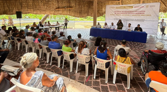 Entrega Leticia Lozano Zavala registros extemporáneos a ciudadanos de Acapulco