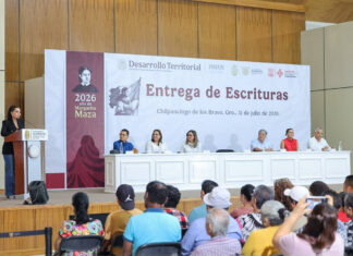 Evelyn Salgado entrega escrituras y da certeza jurídica al patrimonio de familias guerrerenses
