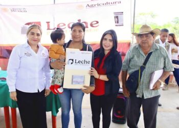 Yoloczin Domínguez cumple compromiso con Cacahuatepec; gestiona la primera Lechería del Bienestar