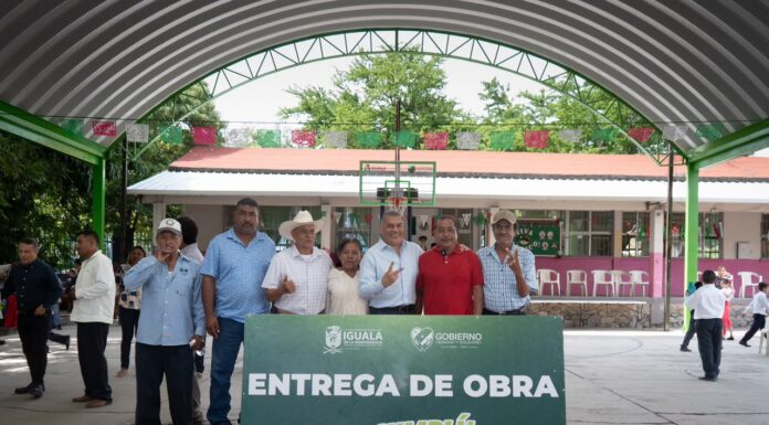 Cumple el alcalde Erik Catalán demanda histórica de 50 años y entrega techado en la primaria de Zacacoyuca