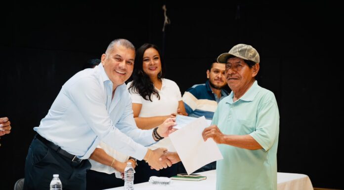 Iguala marca precedente estatal en justicia laboral para trabajadores municipales; entrega el alcalde estímulos por antigüedad