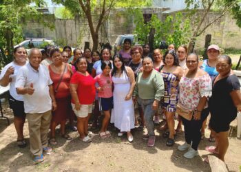 Yoloczin Domínguez refuerza presencia en colonias de Acapulco; entrega más luminarias