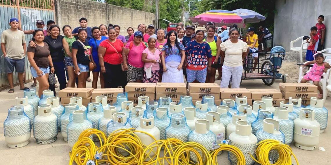 Con apoyos para el hogar, Yoloczin Domínguez fortalece bienestar de familias en Acapulco