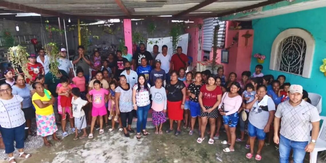 Ni la “guerra sucia” detiene a Yoloczin Domínguez, continúa sus recorridos por comunidades de Acapulco