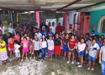 Ni la “guerra sucia” detiene a Yoloczin Domínguez, continúa sus recorridos por comunidades de Acapulco