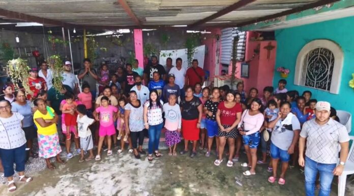 Ni la “guerra sucia” detiene a Yoloczin Domínguez, continúa sus recorridos por comunidades de Acapulco