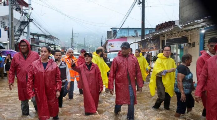Recorre Evelyn Salgado zonas afectadas por las lluvias y activa operativo de atención en Acapulco