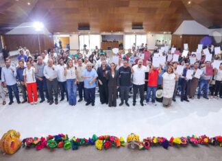 Entrega Evelyn Salgado escrituras y títulos de propiedad a familias de Chilpancingo; garantiza certeza jurídica a su patrimonio